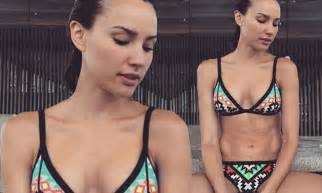 Rachael Finch Flaunts Her INSANE Abs And Toned Figure In Colourful Bikini Daily Mail Online