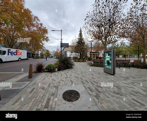 Wide Angle Of The Upscale Broadway Plaza Shopping Mall Hi Res Stock