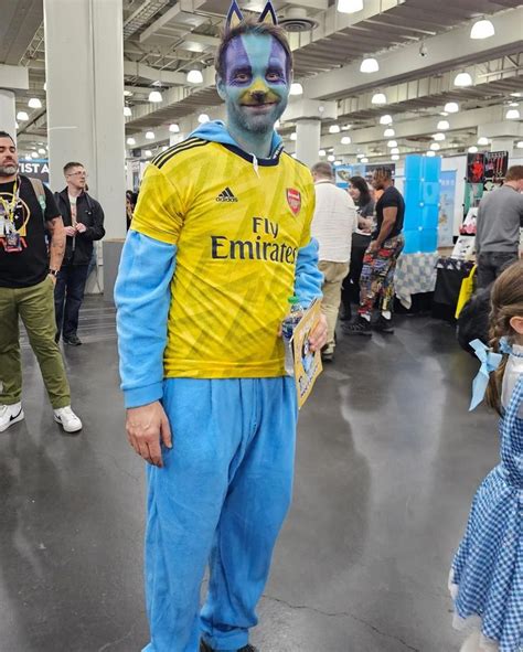 Charlie Cox attended NYCC with his daughter, cosplaying as Bluey. # ...