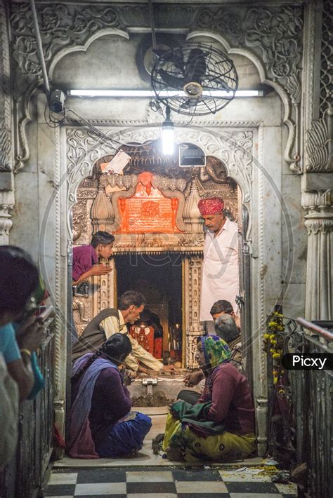 Image Of Devotees At Karni Mata Temple Deshnoke Bikaner OB795848 Picxy