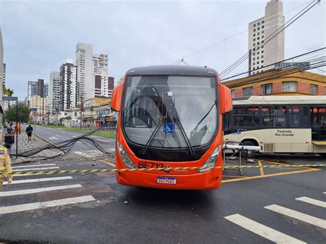 Acidente entre dois ônibus deixa ao menos 30 feridos sete em estado