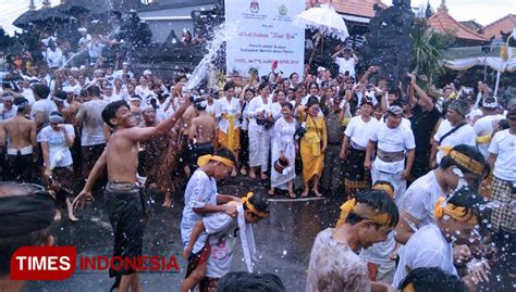 Meriahnya Tradisi Siat Yeh Warga Banjar Teba Jimbaran Times Indonesia