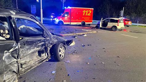 20 jähriger Autofahrer missachtet rote Ampel Drei Personen bei