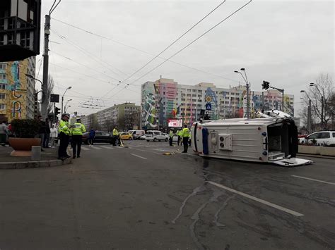 ULTIMA ORĂ Accident grav în Capitală O ambulanță a fost lovită de o