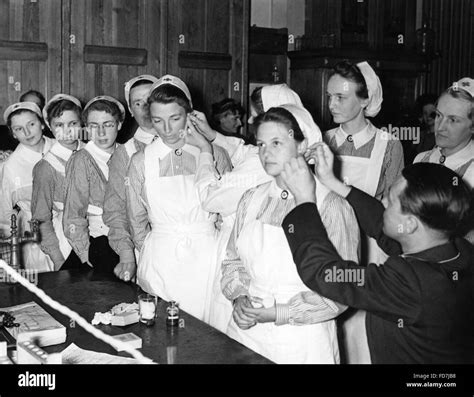 Red Cross Nurses High Resolution Stock Photography And Images Alamy