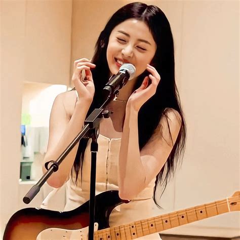 Huh Yunjin Guitar Girl Instagram Music Singer