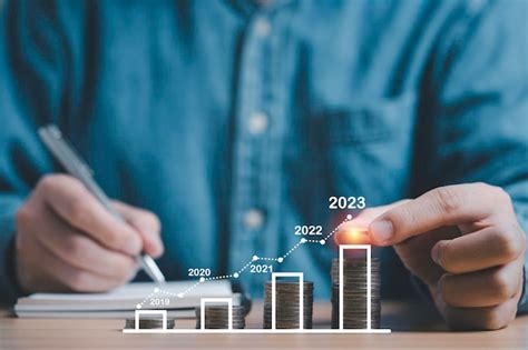 Empresario Apilando Monedas De Dinero Y Grabando Para Aumentar La Tasa