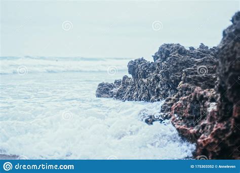 Tempesta Nel Mare Oceanico Onde Che Si Abbattono Su Rocce Sulla Costa