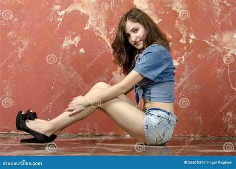 Fille Gaie De Jeune Adolescent Dans Des Shorts De Denim Photo Stock