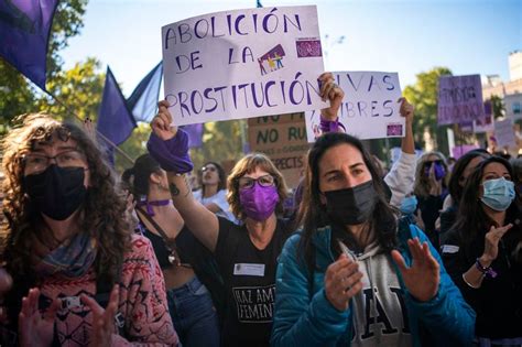 Feministas Se Manifiestan En Madrid Contra La ‘ley Trans Los Vientres De Alquiler Y La