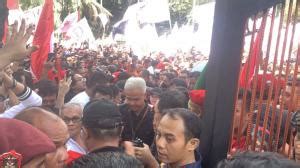 Bendera Perindo Berkibar Depan Gedung KPU Sambut Ganjar Mahfud MD