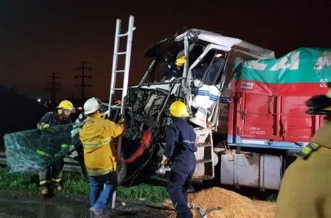 Impactante Choque Entre Dos Camiones En El Puente De La A012 No Hubo