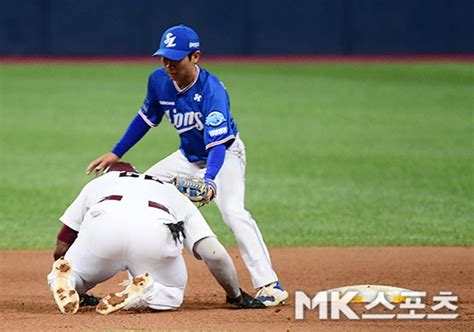 푸이그 `득점 찬스서 찬물 끼얹는 견제사` Mk포토 Mk스포츠