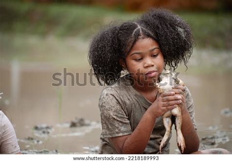 Enfant Africain Jouant Dans La Boue Plus De 2 596 Photos De Stock