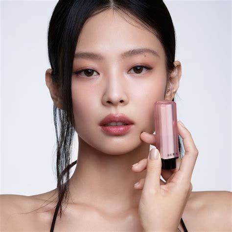 Blackpink Jennie最愛唇膏「hera 」大有來頭！5大觀點認識韓國最紅彩妝品牌，氣墊粉餅每2秒賣出一個 Bellatw儂儂