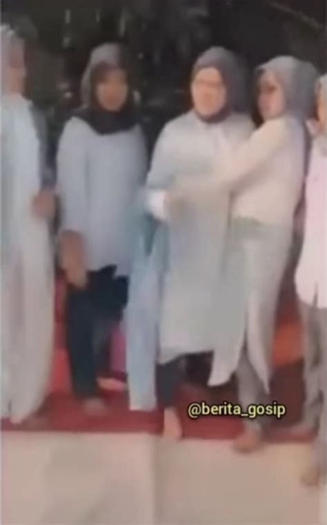 Demi Konten Tiktok Sekelompok Wanita Injak Bendera Merah Putih