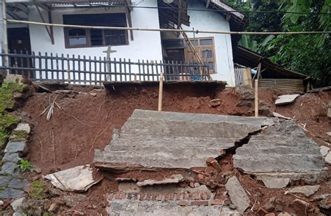 Hujan Deras Tembok Penahan Tanah Ambruk Ancam Rumah Warga Media Cirebon