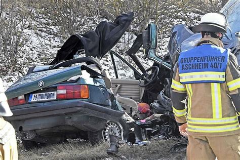 Zwei Tote Bei Verkehrsunfall In Aschheim Cabrio Kracht In Lieferwagen