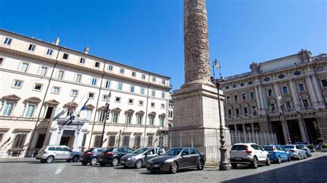 La Colonna Di Marco Aurelio Assediata Dalle Auto Blu Dei Politici L