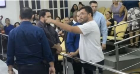 Vídeo Homem invade culto e diz aos gritos que pastor o traía sua