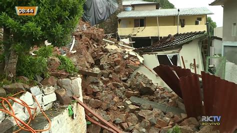 Muro cai e atinge casa em bairro de Florianópolis durante o temporal