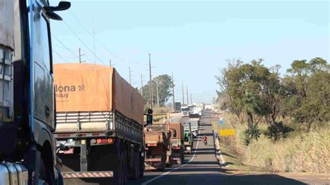 Caminhão desgovernado teria causado acidente 4 veículos que matou