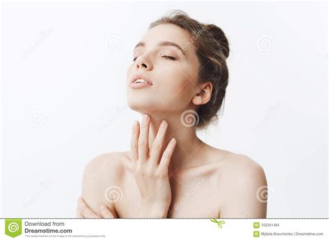 Giovane Bella Donna Caucasica Mora Con L Acconciatura Del Panino E Le Spalle Nude Che Attaccano