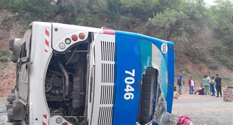 3 muertos 15 heridos Choque entre un camión y un micro de larga