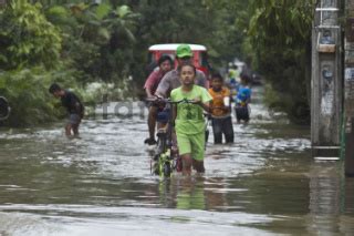 Banjir Merendam Perumahan Bumi Nasio Indah Di Jatiasih Datatempo