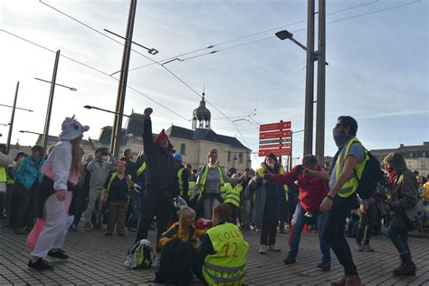 Gilets jaunes Des vitrines dégradées et une voiture brûlée au Mans ce