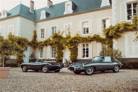 CONDUITE DE LA COLLECTION E-TYPE 60 DE JAGUAR CLASSIC EN L’HONNEUR DU ...