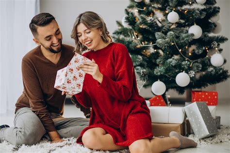 Couple Célébrant Noël Ensemble à La Maison Photo Gratuite