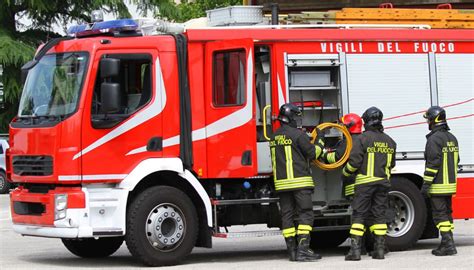 Incendio Nella Palazzina A Ravenna Decine Di Intossicati Edificio