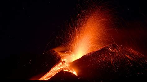 Etna In Eruzione Fontana Di Lava Da Cratere Sud Est