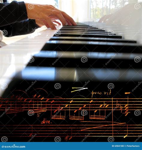 Gioco del piano fotografia stock. Immagine di gioco, note - 6984188