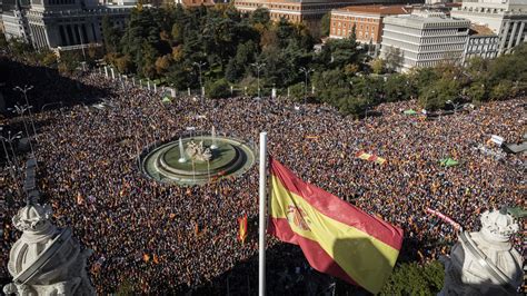 Banderas De Espa A Y De La Uni N Europea Inundan La Plaza De Cibeles En