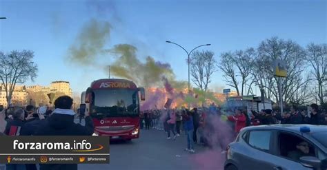 Video Roma Brighton La Carica Dei Tifosi Allarrivo Del Pullman