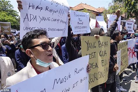 Indonesia Police Fire Tear Gas During Protests To Outlaw Pre Marital Sex Daily Mail Online