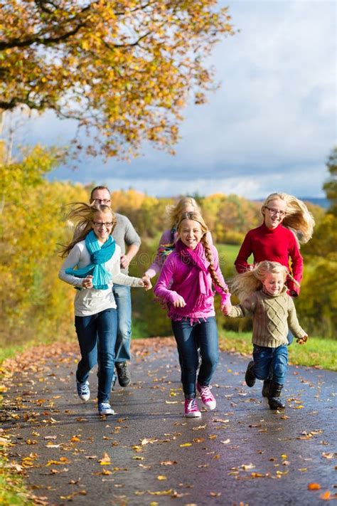 Familie Machen Einen Spaziergang Im Herbstwald Stockbild Bild Von