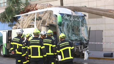 Tres Personas Mueren Tras Ser Atropelladas Por Un Autob S En C Diz