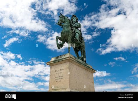 Statua Di Luigi Xvi Al Palazzo Di Versailles Immagini E Fotografie