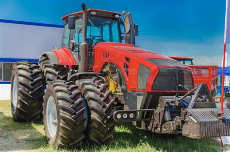 Tractor Moderno Para La Agricultura En La Granja Con Un Motor Potente