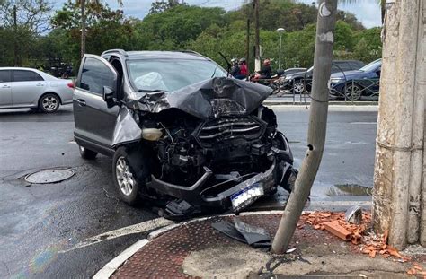 Carro Bate Em Poste E Complica Tr Nsito Em Avenida De Vit Ria