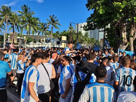 Los Hinchas Argentinos Se Hicieron Sentir Con Un Banderazo En Miami