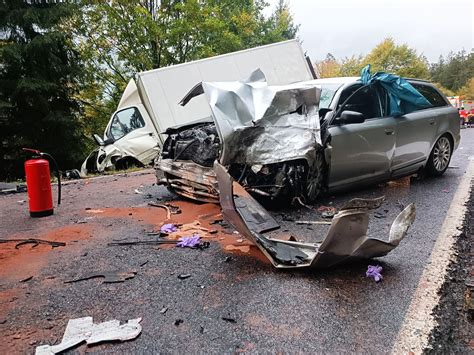 Transporter Und Auto Prallen Frontal Zusammen