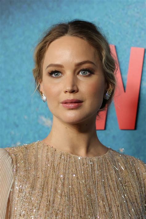 Pregnant Jennifer Lawrence Looks Amazing In A Golden Gown For Don T Look Up Premiere With