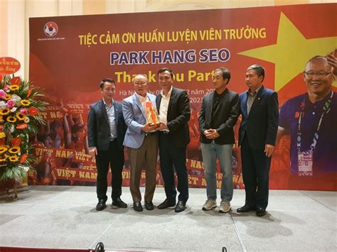 Thủ Tướng Tặng Bằng Khen Cho Hlv Park Hang Seo Và Trợ Lý Lee Young Jin