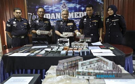 BERNAMA POLIS TAHAN EMPAT LELAKI DIPERCAYAI AH LONG DAN SELUDUP ROKOK