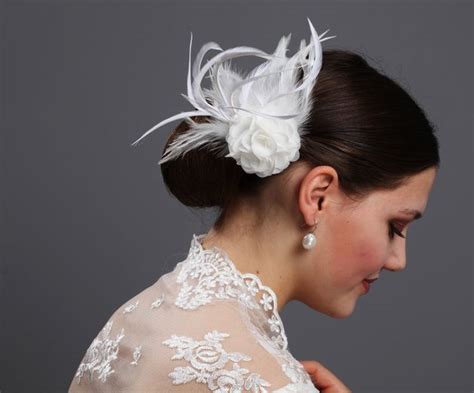 Fascinator Ava Brautschmuck offwhite Blüte Federn Fascinator