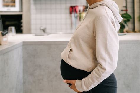 Hamilelikte anne karnında bebek hareketleri ne zaman hissedilir